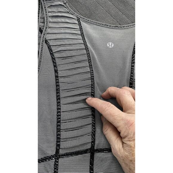 LULULEMON Women’s Sz 6 Black White Striped Stay on Course Tank Top Back Pocket - Picture 8 of 9